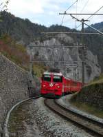 Auf der Fahrt von Scuol-Tarasp nach Disentis/Mustér überquert am 12.10.2014 die Ge 4/4 II 618 'Bergün-Bravuogn' mit dem RE 1240 in Kürze den Vorderrhein und fährt wenige Minuten später in die Station Versam-Safien ein.