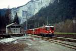 Im April 1996 durchfährt Ge 4/4 II 632 mit dem Glacier-Express den Bahnhof Versam-Safien