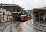 Der RhB Regionalzug nach Arosa steht am 17.02.2017 in Chur zur Abfahrt bereit, der Zug besteht aus dem 3-teiligen ALLEGRA-Zweispannungstriebzug (RhB ABe 8/12-ZTZ) 3514  Steivan Brunies  mit 4