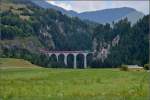Der Klassiker: Ge 4/4 III 647 mit einem Zug nach St.Moritz auf dem Landwasserviadukt.