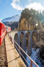 940-chur-stmoritz-albulalinie/551598/unesco-weltkulturerbe-albulabahn-gezogen-von-der-rhb 
UNESCO-Weltkulturerbe Albulabahn: Gezogen von der RhB Ge 4/4 III 651, fahren wir am 18.02.2017 mit dem RE (Chur -  St. Moritz) der Rhätischen Bahn (RhB), über den berühmten, 136 m langen und 65 m hohen, Landwasserviadukt bei Filisur, danach geht es direkt in den 216 m langen Landwassertunnel.