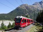 Ein Allegra-Triebzug als Bernina-Express fährt am 17.08.2012 zwischen den Stationen Morteratsch und Surovas talwärts Richtung Pontresina.