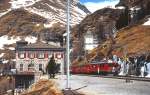 Die Station Alp Grüm bietet zahlreiche Fotomotive, hier trifft ABe 4/4 III 51 mit einem Zug nach Tirano im April 1996 dort ein