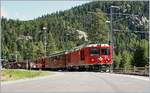 950-stmoritz-tirano-berninabahn/636074/die-rhb-gem-44-801-mit Die RHB Gem 4/4 801 mit einem Personenzug nach St. Moritz beim Halt in Morteratsch.
18. Sept. 2009