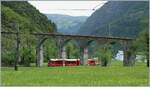 Das Markenzeichen der Berninabahn, der Brusio Kreisviadukt ist gar nicht so einfach aufs Bild zu bekommen. Hier zwei Bilder vom während der Präsentationsfahrten der neuen RhB ABe 8/12  Allegra . Das Bild zeigt den Abe 8/12 3503 auf dem Weg von Tirano nach Poschiavo.

8. Mai 2021