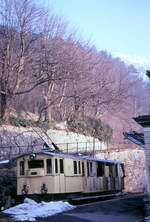 Brunnen - Morschach - Axenstein: Komposition mit Lok 1 und Wagen 4 in Brunnen, wenige Tage vor der Stilllegung. 2.März 1969 