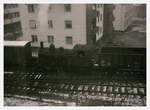 Die Gaswerkbahn Bern: Die Gaswerk-Lokomotive fhrt in der Nhe der Station Wabern mit einem gedeckten Gterwagen hin und her, der sicher kein Element eines Gaswerk-Kohlezugs bildet und zum
