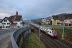 rabe-514-dtz-3/802912/rueschlikon-an-der-alten-strecke-zuerich Rüschlikon, an der alten Strecke Zürich - Thalwil dem See entlang: Durchfahrt eines Zuges der S8 aus Pfäffikon SZ nach Zürich. Triebzug 514 024 und 514 x. 6.Februar 2023. Die S8 beginnt in Pfäffikon (Schwyz) und fährt dem See entlang bis Zürich (Löwenstrasse) und dann weiter über Zürich Oerlikon - Wallisellen - Effretikon - nach Winterthur.  