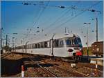 Der SBB RAe TEE II, am Ende seiner Laufbahn der edlen TEE Farbgebung beraubt und als  RABe TEE II  unterwegs, wird in Frasne als TGV Anschlusszug nach Bern (via Neuchâtel - Biel/Bienne) bereitgestellt. 

Oktober 1999 