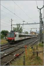 Ein Domino nach Le Locle verlsst den Spitzkehr Bahnhof Chambrelien am 22.