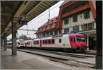 Mitte August 2022 wurde der Betrieb der SBB und TRAVYS Strecke Vallorbe - Le Brassus grundlegend geändert: SBB Flirts übernahmen die Bedienung und zudem verkehren die Züge neu von Le Brassus nach Aigle statt Vallorbe. Die Züge  flügeln  in Le Day nach Le Brassus und Vallorbe. Dies ergibt eine weitaus bessere Anbindung des Vallée de Joux an den Rest der Schweiz, nicht aber nach Vallorbe. Somit wurden ab mitte August die TRAVAY Domino Züge überflüssgig. Grund genug, sie noch einmal fotografisch festzuhalten. 

Im Bild der TRAVYS TRAVYS RBDe 560 384-0 (RBDe 560 DO TR 94 85 7560 384-0 CH-TVYS)  Lac de Brenet  in Vallorbe. 

6. Aug. 2022  
