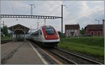 rabde-500-icn-2/508597/der-icn-1508-von-zuerich-hb Der ICN 1508 von Zürich HB nach Lausanne bei der Durchfahrt in Chavornay.
14. Mai 2016