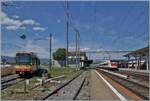 Der O-C Be 4/8 N� 3 (94800 450 003-9 D-TVYS) wartet als R11 im mit Gleichstrom ausger�steten Teil von Charonay als R11 auf die Abfahrt nach Orbe, w�hren rechts im Bild ein SBB ICN 500 als IC 5 auf dem