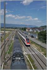 Ein Br�cken Blick in Chavonray in Richtung Norden mit einem durchfahrenden ICN RABe 500 in Richtung Lausanne und einem (kaum zu sehenden) RABe 511. Grund des Bildes waren aber die erst begonnen und noch kaum sichtbaren Arbeiten der neuen Verbindungskurve der (Wechselstrom) Strecke nach Orbe links im Bild. 

5. Juli 2025