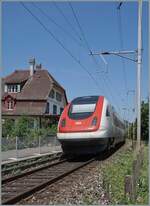 Ein SBB ICN RABe 500 f�hrt auf dem letzten verblieben Einspurabschnitt der Jurafuss Linie am nicht mehr als solch genutzten Bahnhof von Ligerz vorbei. Das Geb�ude ist ausgesprochen h�bsch und passt perfekt zum Ortsbild von Ligerz.

19. Juni 2025
