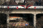 Mit Peter unterwegs in Bern - 

Sehr nah am Lorraineviadukt steht diese Haus und wird von diesem beschattet. Über dem IC-Zug der Baureihe RABDe 502 sieht man das Walmdach des Gebäudes. Da auch noch eine Betonlärmschutzwand auf Seite der Bebauung angebracht ist, hat man nur eine eingeschränkte Aussicht auf dieser Seite.

07.03.2025 