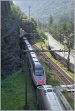 Ein SBB und ein FS ETR 610 auf dem Weg von Basel nach Milano bei Ielle di Trasquera. Der  
EC 51 hat soeben den 19803 Meter langen Simplontunnel verlassen und fährt nun durch den 169 Meter langen Tunnel von Iselle. In diesem Tunnel befindet sich die Eigentumsgrenze zwischen der SBB und der FS. 144 Meter gehören der SBB. 

Mein Fotostandpunkt befindet sich auf einer kleinen Wiese AUF dem Südportal des Simplontunnel, am Wanderweg von Iselle nach Traquera gelegen.

21. Juli 2021