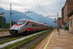 Der Trenitalia  Frecciargento“ ETR 610 011(93 85 5 610 111-2 CH-TI / 93 85 5 610 711-0 CH-TI) erreicht als EC 50 (Milano Centrale – Spiez - Basel SBB) am 07 September 2021, den Fotografend