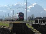 Bei Haag (Rheintal) überquert am 16.03.2014 RABe 511 027 als RE 3824 'Rheintal-Express' von Chur nach Wil, gleich den Simmibach.