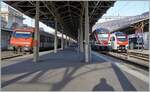 Recht viel Züge in Vevey: Links ein IR 90 Vevey-Brig, rechts eine SBB RABe 511 als RE von Genève, der RABe 523 503  Mouette als S7 und leider durch einen Bahnsteigpfosten verdeckt ein CEV