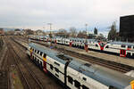 Blick auf die Station Thalwil mit Triebzügen Serie 514 (links 514 016, rechts 514 027). 6.Februar 2023 