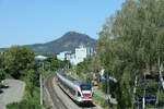Die Seehas-Linie (und ihre Fortsetzung auf die Schwarzwaldbahn) und ihre Vielfalt: In M�hlhausen bei Engen fahren zwei Seehas Flirt (521 205 und 206) Richtung Engen. Im Hintergrund der m�chtige Hohenhewen. 14.August 2026 