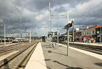 Von Coppet nach Annemasse: Der Bahnhof Annemasse in Frankreich mit zwei Léman Express, links CFF 522 214, und rechts SNCF 31533. 10.März 2023 