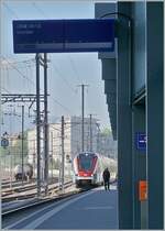 Auf den ersten Blick ein banales Bild; doch beim näheren Hinschauen verrät der Zugzielanzeiger die Besonderheit: Der SBB LEX RABe 522 220 ist als Léman Express 23535 der neuen Linie RL7