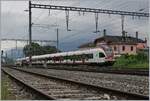 Ein R3 von St-Maurice nach Vallorbe bestehend aus den RABe 523 075 und RABe 523 208 erreicht den Bahnhof von Aigle.