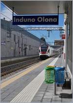 Cantello-Gaggiolo, Arcisate und Induno Olona, diese drei Bahnhöfe der Strecke Varese - Mendrisio zeigen sich im gleichen, zweckmässigen Baustil.
Im Bild der SBB TILO 524 575 als S50 nach Bellinzona bei der Einfahrt in Induno Olona. 

27. April 2019