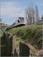 Zwischen Tenero und der Endstation Locarno ist dieser TILO Flirt RABe 524 104 unterwegs, das eigentliche Motiv aber sind die typischen, auf weiten Strecken die Tessiner Gotthardbahn-Line (bzw.