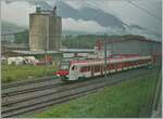 Durchs Fenster fotografiert: Vor der neuen TMR Halle/Depot steht der RegionAlps RABe 533 702.