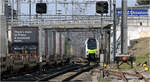 Mit Peter unterwegs in Bern - 

An der nordwestlichen Ausfahrt aus dem Bahnhof Gümligen begegnet der Güterzug den RABe 515 der als S1 nach Thun unterwegs ist.

07.03.2025