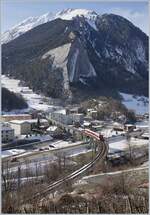 Ein Region Alps Nina ist bei Sembrancher auf dem Weg von Le Châble nach Martigny und fährt über die 370 Meter lange Sembrancher Brücke.