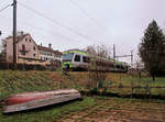 BLS NINA 525 014 als Berner S5 von Payerne nach Bern bei der Ausfahrt aus Faoug. 6.Januar 2023 