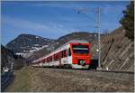 An einem sonnigen Morgen sind die beiden TMR Region Alpes RABe 525 039 und 525 041 als Regionalzug von Martigny nach Le Châble unterwegs.