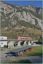 Ein Region Alps Nina ist bei Sembrancher auf dem Weg von Le Châble nach Martigny und fährt über die 370 Meter lange Sembrancher Brücke.