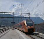 Der SOB RABe 526 103 und ein weiterer sind als  Treno Gotthardo  von Locarno nach Zürich unterwegs und erreichen Giubiasco. 

23. Juni 2021