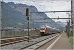 Der SOB  Traverso  RABe 526 209 als  Treno Gotthardo  von Basel nach Locarno erreicht Erstfeld. Im Hintergrund, hinter einer (unnützen) Lärmschutzwand rangieren SBB Aem 940 Züricher S-Bahn Doppelstock Wagen.

19. Oktober 2023