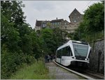 Der Thurbo GTW RABe 526 762-0 hat, als S33 unterwegs von Schaffhausen nach Winterthur, den Halt Schloss Laufen am Rheinfall erreicht. 18. Juni 2016