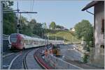 Zwei TPF RABe 527 mit dem RABe 527 197 am Schluss verlassen den Bahnhof Broc Fabrique in Richtung Bulle.