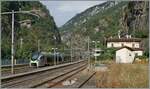 Von der (ehemaligen) Güterrampe in Iselle di Trasquera ein Blick auf den Bahnhof mit dem hier wendenden BLS RABe 528 102 (infolge SEV Iselle - Domo).