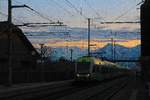 Zugsvielfalt bei Sonnenuntergang an der Bahnstrecke Bern-Thun: In der hereinbrechenden Dunkelheit ist der kurz zuvor nach Bern gefahrene BLS Lötschberger, jetzt mit Nr.