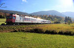 Die Strecke ins Vallée de Joux, oberhalb Le Day: Travys Triebwagen 560 384 + Dominowagen 29-43 384 + Domino Steuerwagen 39-43 984.