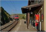 Ein Travys Domino verlässt den keinen Bahnhof von Les Charbonniers als Regionalzug Vallorbe - Le Brassus.