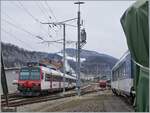 In Anbetracht der vielen verschiedenen Fahrzeuge die es jeweils in Balsthal zu sehen gibt,  zeigt sich der OeBB Regelverkehr eher nüchtern: ein SBB Domino erreicht von Oensingen kommend sein Ziel