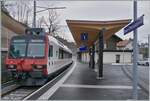 Im Bahnhof von Broc Chocolaterie wartet der TPF RBDe 560 i240 mit seinem RE 3919 auf die Abfahret nach Bern.