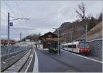 Blick auf den Bahnhof Broc Chocolaterie mit dem TPF RBDe 560 240 (mit dem Steuerwagen ABt 39-43 863-2 an der Spitze), der als RE 3819 auf die baldige Abfahrt nach Bern wartet.