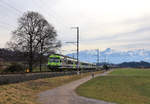 In Oberdiessbach - Ein Zug von Thun nach Solothurn, mit der Stockhornkette im Hintergrund.