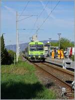 Nach einem kurzen Aufenthalt verlässt der der BLS RBDe 565 731 (94 85 7 565 731-7 CH-BLS) mit seinem Regionalzug Büren an der Aare in Richtung Lyss.